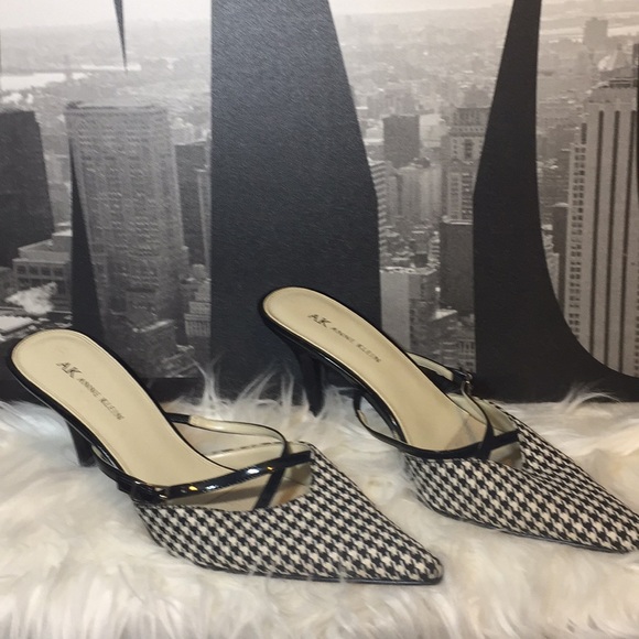 Anne Klein Shoes - Anne Klein ❤️black and white sandal
